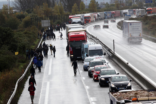 Goditet banda e shqiptarëve që trafikonin refugjatë drejtë Britanisë, 8 të arrestuar