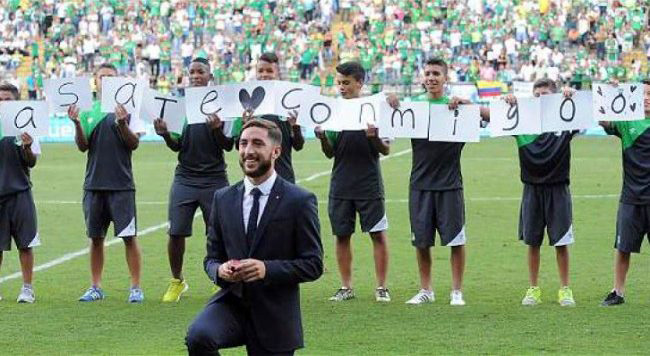 VIDEO/ Emocionuese, futbollisti i propozon të dashurës për martesë para 20 mijë shikuesve