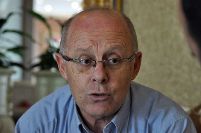 Ministri Shkëlqim Cani padit ministrinë e Shkëlqim Canit