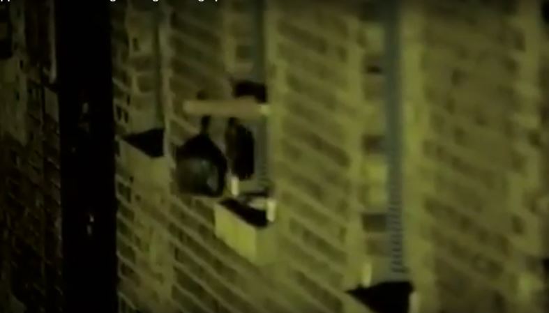 VIDEO/ Droni dorëzon cantën me drogë në qeli