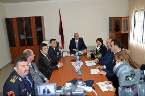 Ylli Manjani prezanton Zoja Jakaj, drejtoren e re të Burgut të Grave në Tiranë