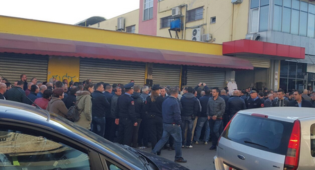 Tregtarët e Medresesë dhe të tregut çam në protestë kundër kasës fiskale dhe gjobave