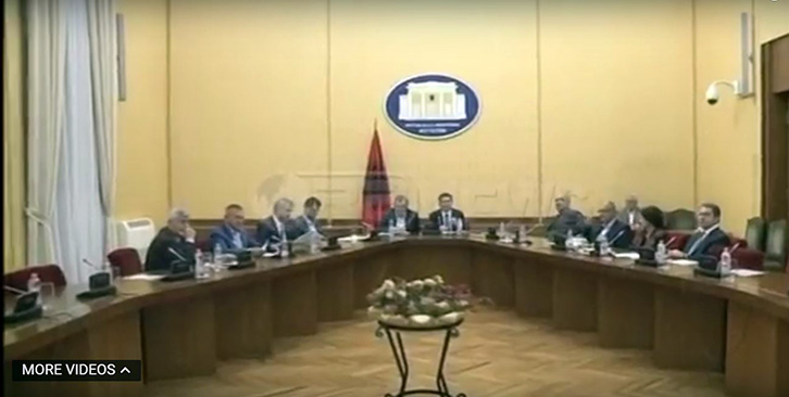 FOTO LAJM/ Ja kush merr pjesë në tryezën e partive parlamentare