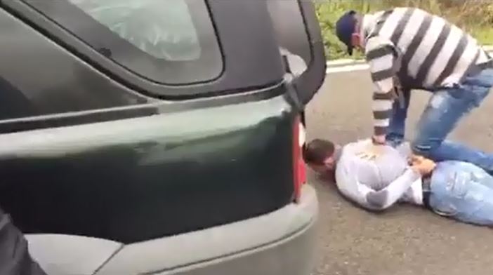 VIDEO/ Momenti i arrestimit të dy personave me 30 kg kanabis në Durrës
