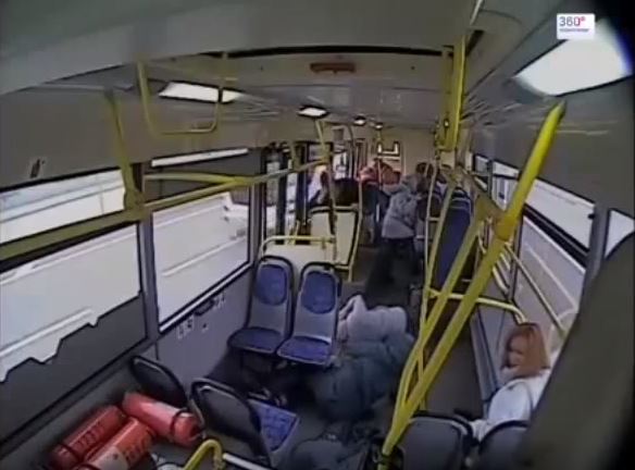 VIDEO/ Shoferin e zë gjumi, pasagjerët e autobusit “fluturojnë” në ajër