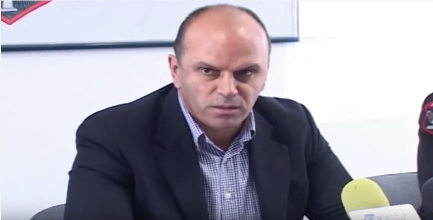 Qytetari dixhital: Kryepolici Korçës Ajet Zyberi i arratisur nga burgu grek që “strehoet” nga kumbari i Niko Peleshit