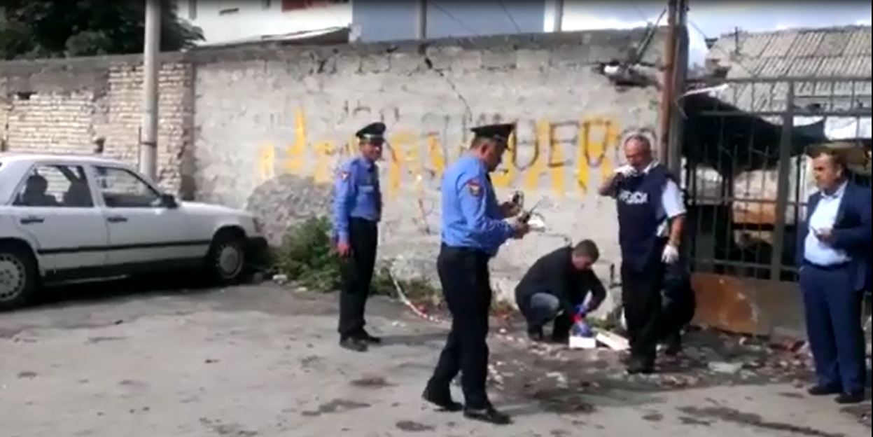 VIDEO/ Momenti i gjetjes së bombës së telekomanduar te Tregu i Elbasanit