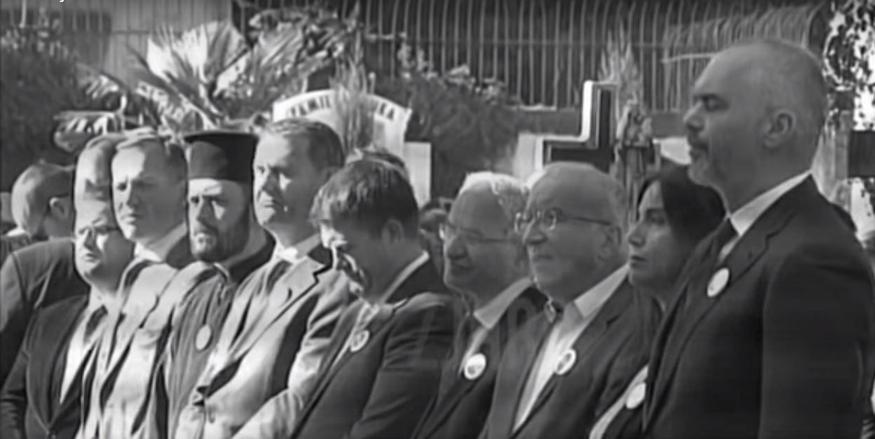 VIDEO HUMOR/ Revista Televizive 4, Meta kthehet nga SHBA, Rama në meshën jubilare në Shkodër