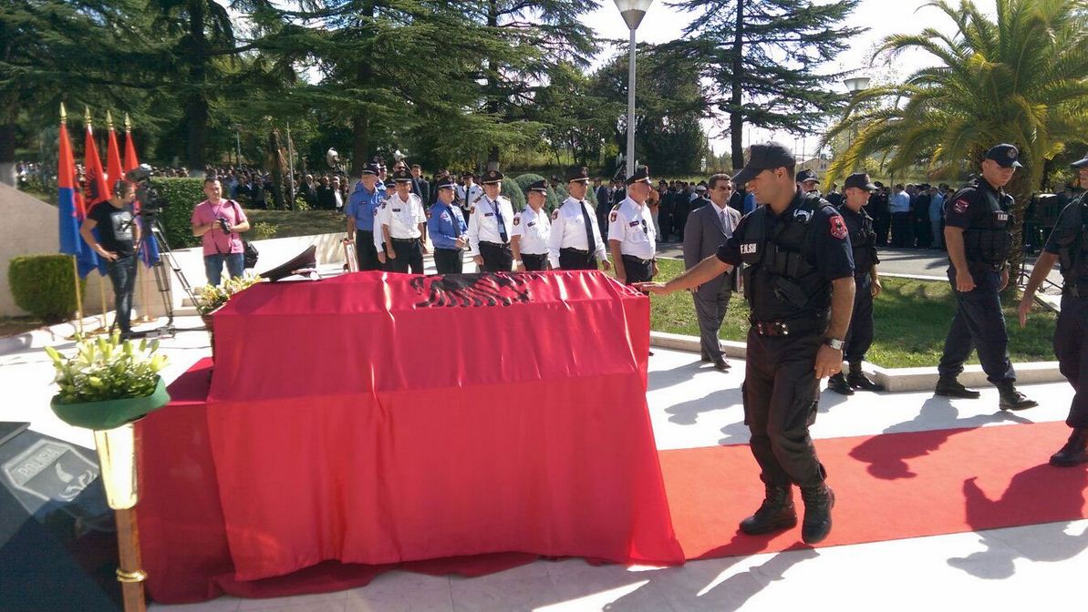 Politikë mbi arkivolin e komandant Gjetajt, Rama, Meta dhe Tahiri ripremtojnë reformë në Drejtësi