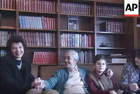 VIDEO ARKIV – 1997/ Nexhmije Hoxha del nga burgu dhe pritet me përqafime nga nusja Liljana Hoxha… Sot gjërat kanë ndryshuar