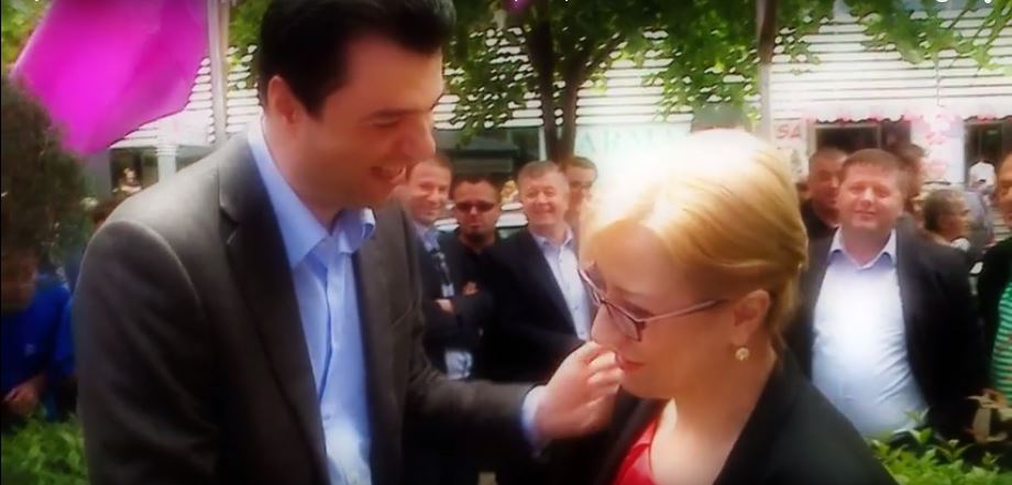 VIDEO/ Kur Lulzim Basha shtrëngonte duart dhe shkëmbente batuta me Lindita Nikollan dhe Brisida Shehaj