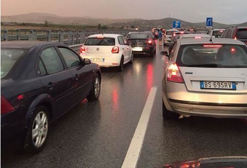 Aksident në Levan – Vlorë, arrin në 3 km radha e makinave të bllokuara në trafik