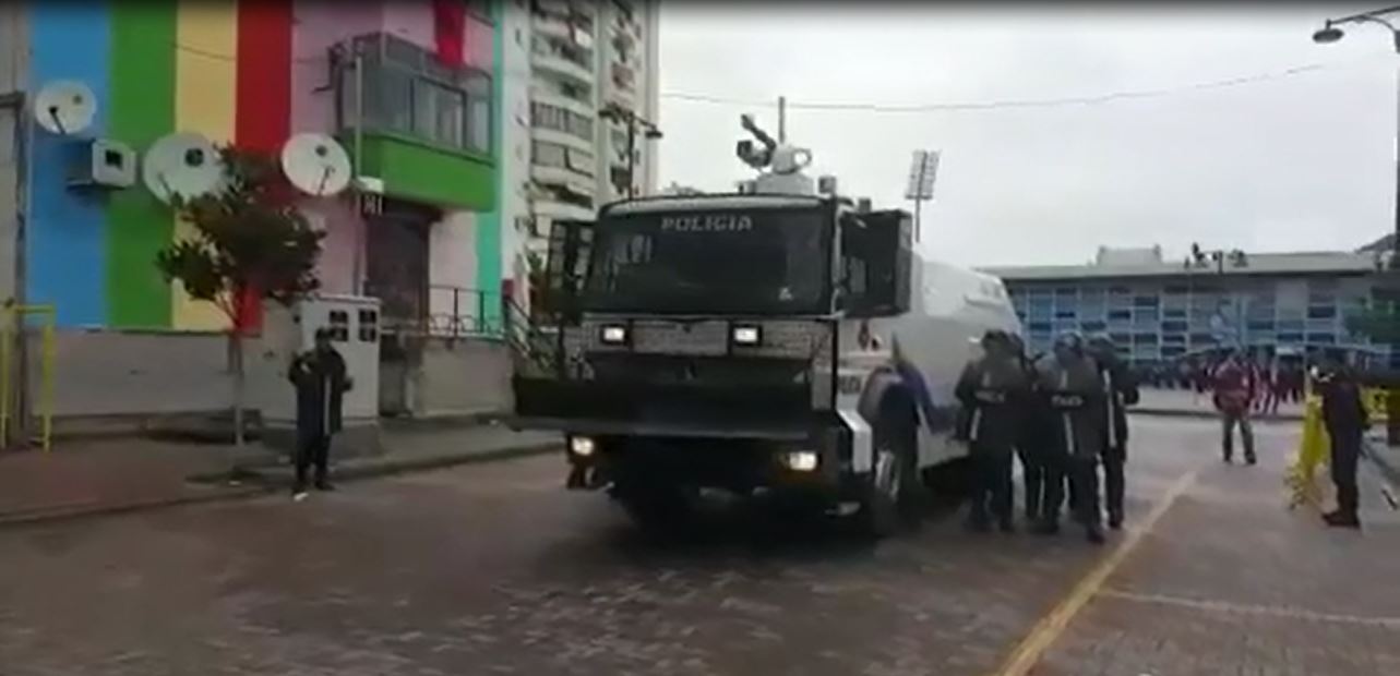 VIDEO/ Policia me makinë ujë-hedhëse kontrollon hyrjen e sportdashësve në Elbasan Arena