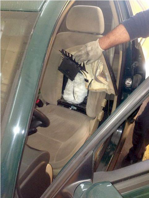 FOTO/ Qafë Thanë, maqedonasit nuk ia dalin, bllokohen në dalje me 1 kg kanabis