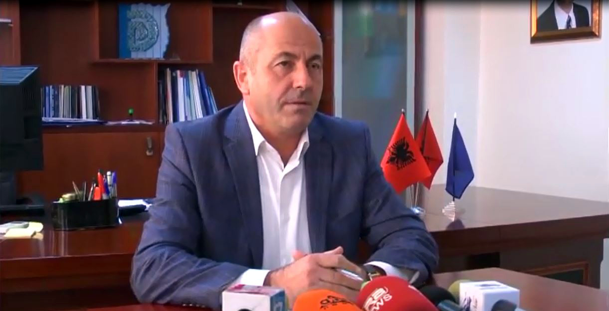 VIDEO/ Durrës, këshilltarët bashkiakë të PD depozitojnë kërkesën për uljen taksave