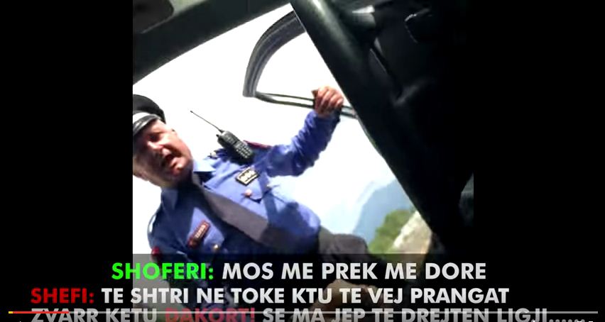 VIDEO/ Polici kërcënon qytetarin: Të vë prangat, të shtri përdhe e të tërheq zvarrë…!