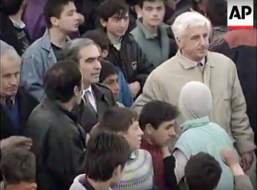 VIDEO/ Protestuesit në Vlorë në 1997 me thirrje “Heil Hitler” dhe me tre gishta lartë, në prezencë të Skënder Gjinushit dhe Neritan Cekës