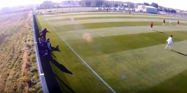 VIDEO/ Futbollisti në stol rrihet me shkelma nga trajneri