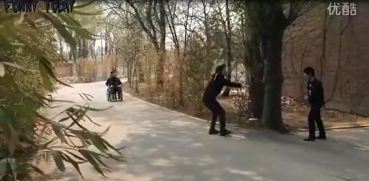 VIDEO & HUMOR I ZI/ Karagjozët që bënë të ngrihet nga karroca edhe invalidin