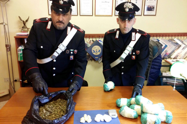 FOTO/ Itali, shqiptari arrestohet në dhomën e gjumit me 2 kg drogë