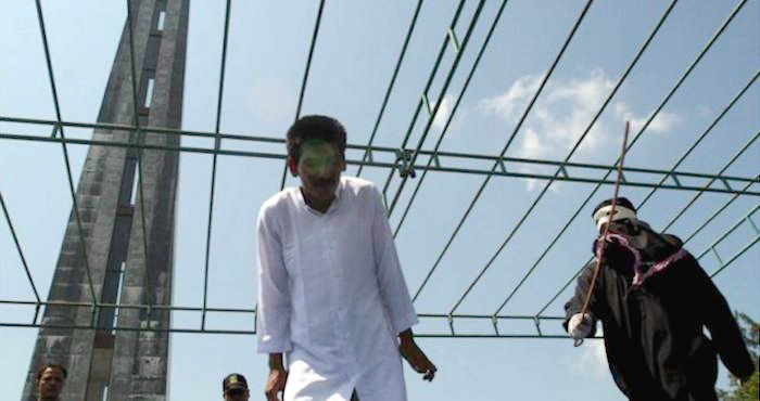 Ateizëm në Twitter, dënohet me 10 vjet burg dhe 2 mijë rrahje me kamxhik një 28-vjeçar