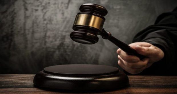 Pse përdoret goditja e çekiçit në gjykatë?