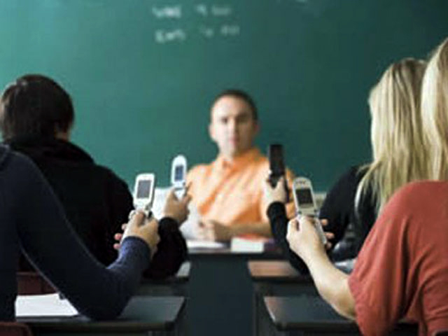 Maturantëve u grabiten celularët që i dorëzuan në shkollë, polici i kërcënon: Mos e ngrini zërin!