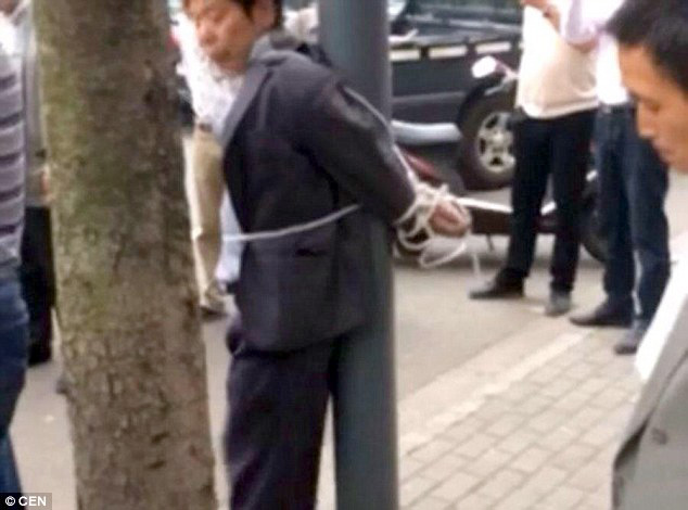 FOTO/ U ngacmoi vajzën, shihni si e ndëshkuan prindërit