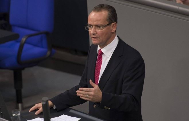 Deputeti Krichbaum i pamëshirshëm me Ramën, spektakël tek faqja e tij online