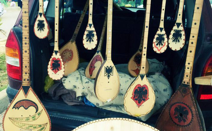 FOTO GALERI/ Mjeshtri i drurit, me një sqepar e një prerëse ruan traditën prodhimeve artizanale