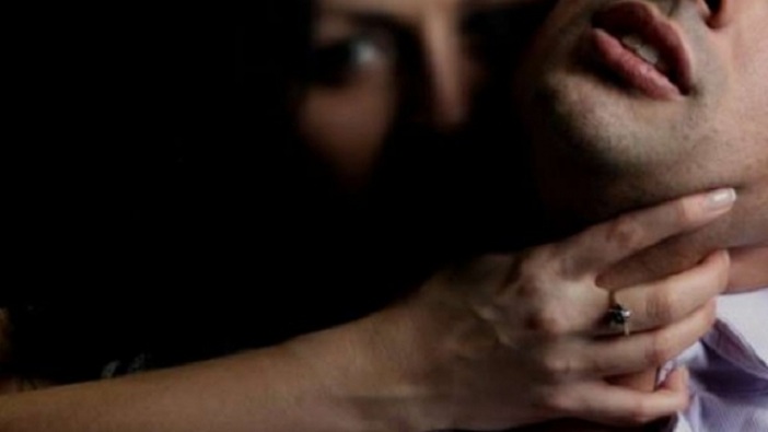 NGJARJA/ Gruaja 17 vjet më e madhe, përndiqte të riun prej një viti