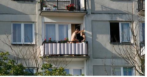 VIDEO/ Çifti lë nam, filmohen duke bërë seks në ballkon