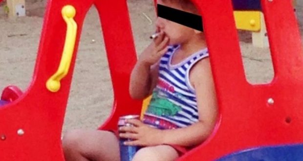 FOTO/ Shokuese: Fëmija pi cigare dhe birrë në park lojërash