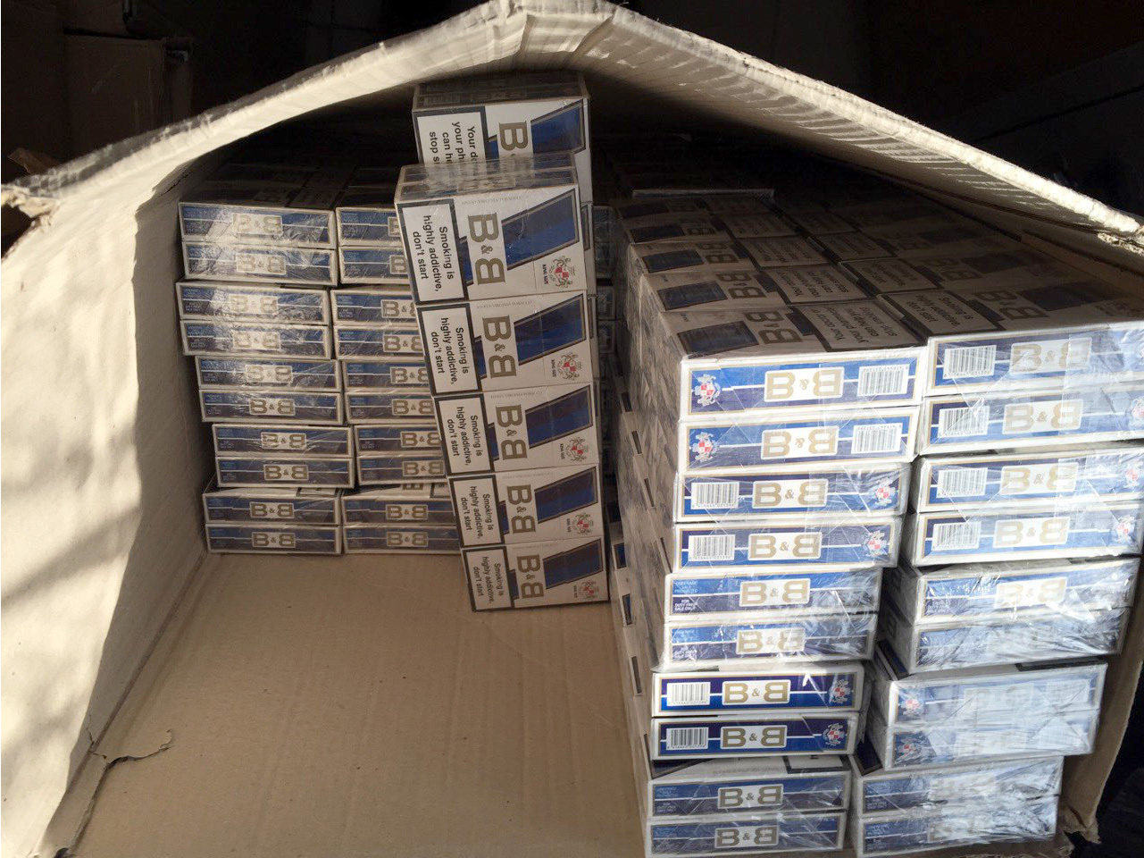 Tiranë, shtëpia magazinë cigaresh kontrabandë, “Të kamufluarit” prangosin tre persona