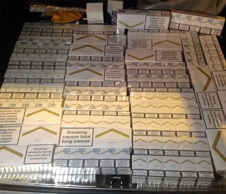 FOTO/ Kakavijë, bllokohen cigare kontrabandë, Dogana i numëron me “fije” që të duken shumë