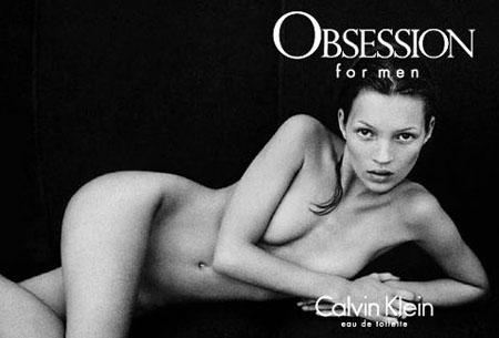 FOTO/ Kur Calvin Klein shtrinte Kate Moss nudo në divan
