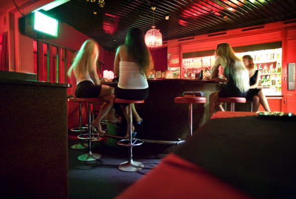 Zvicër, arrestohen 8 kengëtare shqiptare dhe shefi i tyre “serb”