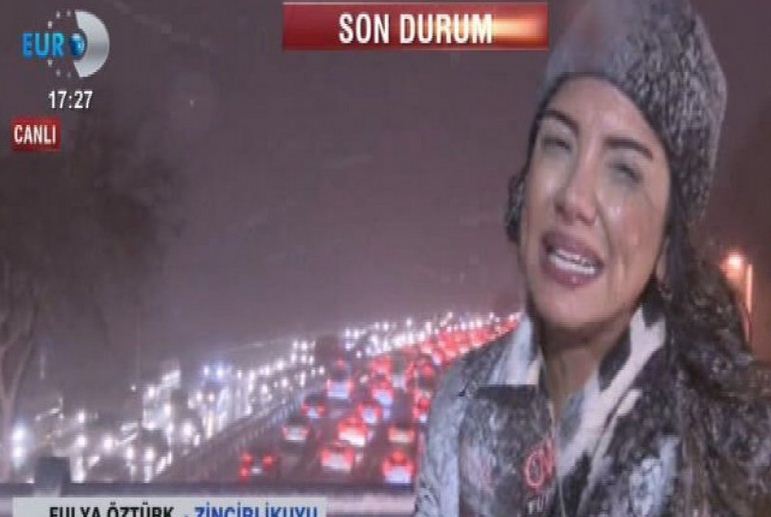 VIDEO/ I ftohti ‘ngrin’ gazetaren gjatë transmetimit live