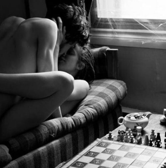 FOTO LAJM +18/ Djali bën seks për herë të parë në sy të familjes, xhaxhai e filmon