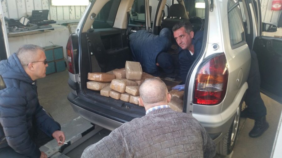 Po nisej për Itali, i riu kapet me makinën me drogë