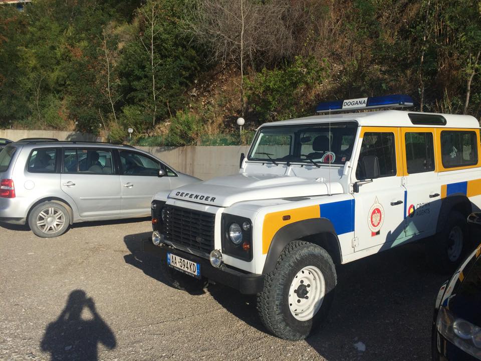 FOTO/Doganierët dhe agjentët e Crown Agents në plazh me makinat e shtetit