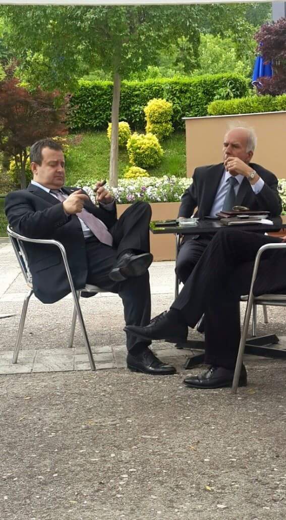 Një puro në kopshtin e Sheratonit  më mirë se takimi i Ballkanit!