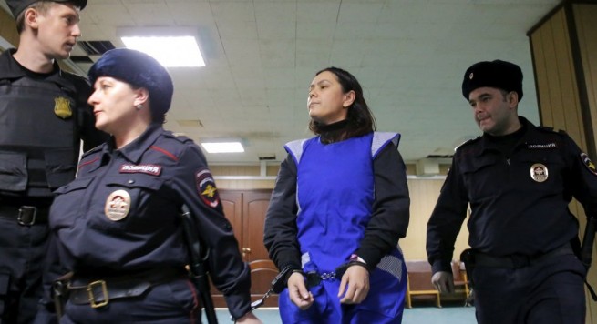 FOTO/ Rusi, gruaja që i preu kokën fëmijës 4 vjeçar duke qeshur në gjyq, nuk pendohet