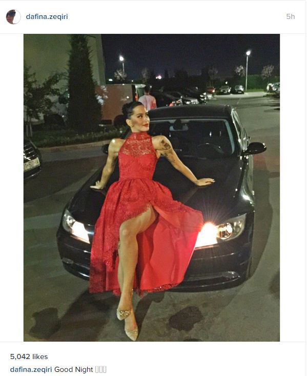 FOTO/ Daffy “Hot” me të kuqe