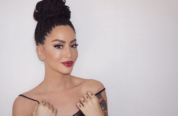 FOTO/ Kjo është shoqja e Dafina Zeqirit, e cila zbuloi lidhjen e saj