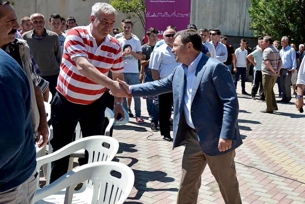 DOKUMENTAT/ Reforma territoriale, Vangjush Dako këput në mes pastruesen e shkollës!