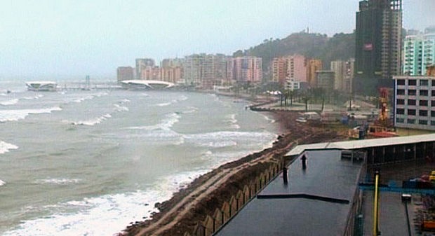 Durrës, moti i keq, dallgët arrijnë deri në 8 ballë