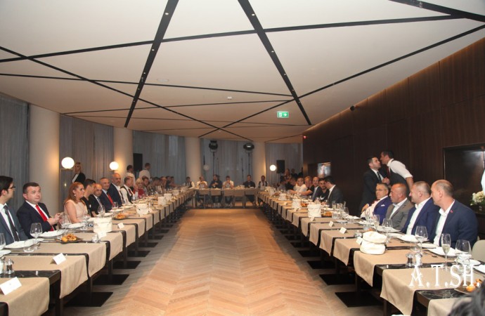 SHËNIM/ “Lojtari i 12” braktisi “festën” e Ramës, Balla e Fino “e mbajtën ndezur” atmosferën e saj