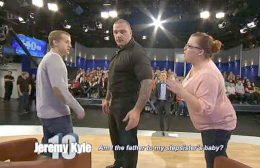 Akuzat “live” në TV: Ti ke shkuar në shtrat me babanë, 4 vëllezërit dhe motrën time