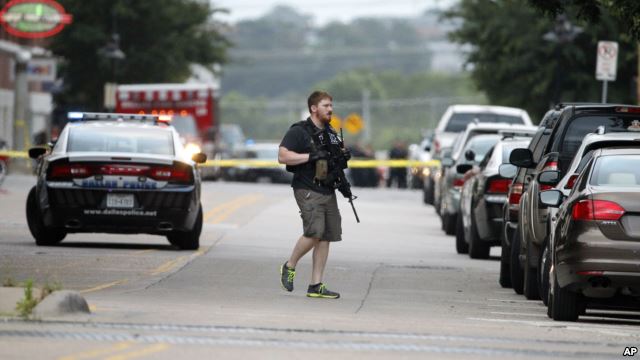 FOTO/ SHBA, sulmohet rajoni policisë në Dallas, vritet me snajper autori